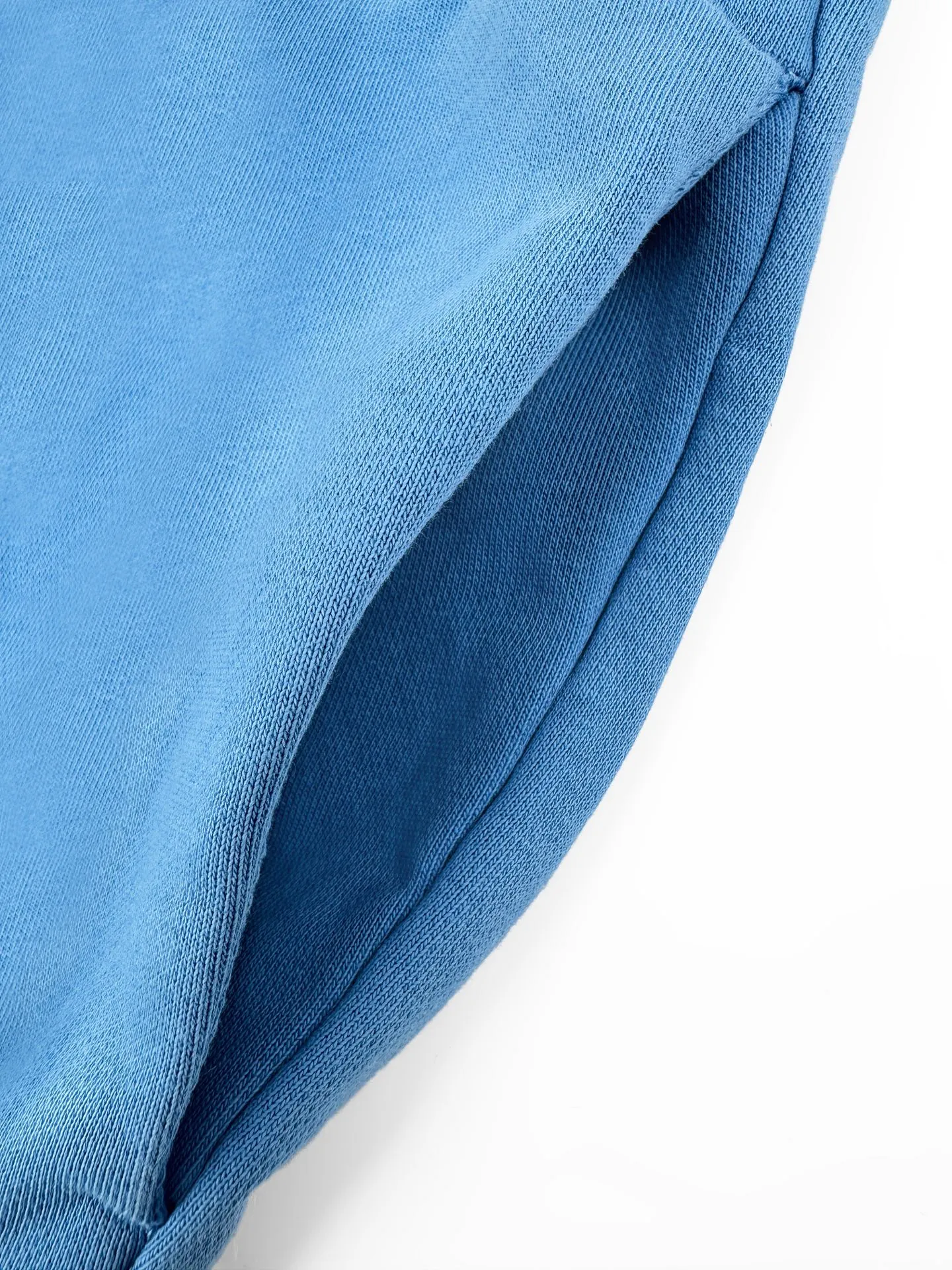Acne Studios spray-painted distressed logo baseball collar jacket, custom-ordered soft velvet fleece, crisp and smooth, skin-friendly and soft, cornflower blue like clear sky velvet, matte matte flow, warm and luxurious light, showing high-end restrained texture. Classic baseball collar zipper jacket has a neat and noble silhouette. Dropped shoulders are cut for stretch and casualness. Close-woven ribbing shows craftsmanship details. Acne Studios logo printing on the chest. The brand heritage is engraved with Retro sports aesthetics. It is unassuming but highly recognizable. It is a subtle blend of Nordic minimalist style and Retro sports style. It is low-key and elegant with its own aura. Process 1: Adopt glue printing process. The chest printing has been modified three times by the film screen. Use glue liquid paint to print the pattern on the fabric. Bake the fabric to fix the printed pattern. Process 2: Gradient distressed spray-on process. Spray dyes of different colors on the surface of the fabric. Realize that the clothes will show rich color changes under different lights and increase the visual layering. Process 3: Many parts of the body are worn by pure manual regular positioning. Manual brush marks add texture and depth to the surface of the clothing to imitate the texture of natural wear. Process 4: The fabrics have been fermented and washed to have a better hand feel. Not easy to deform, not easy to shrink, not easy to fade, and maintain long-term beauty. Accessories: Customized 1:1 Acne zipper Customized 1:1 Acne trademark Fit: Loose fit Size: S M L XL Style: CC